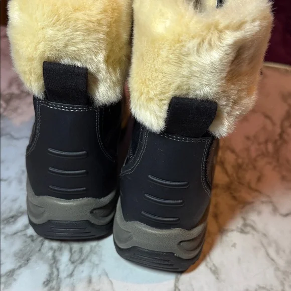 Clarks Black with Cream Faux Fur Winter Style Boots with NWOT SZ 9 - Picture 7 of 13